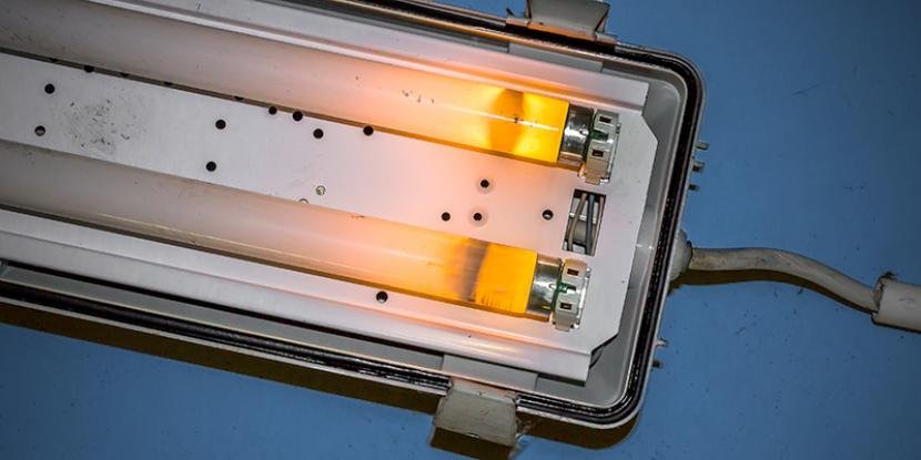 Cómo reemplazar un balasto ligero fluorescente